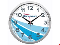 Wandklok chroom met logo 40cm