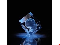 Laser in glas. Kubus afgevlakte hoek